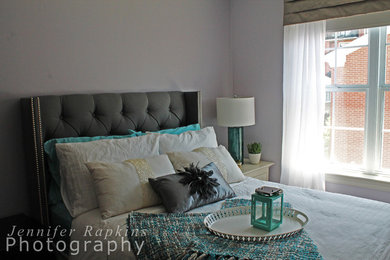 Ejemplo de habitación de invitados tradicional renovada de tamaño medio con paredes púrpuras