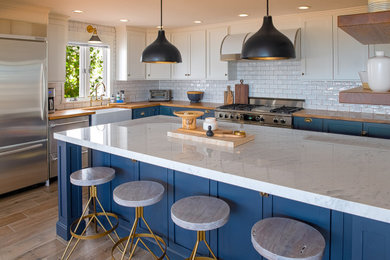 Kitchen - farmhouse kitchen idea in New York