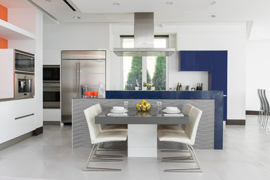 Example of a minimalist kitchen design in Houston
