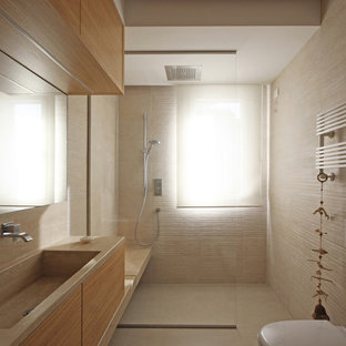 Esempio di una stanza da bagno con doccia moderna di medie dimensioni con ante lisce, ante in legno chiaro, doccia a filo pavimento, WC sospeso, piastrelle beige, piastrelle in gres porcellanato, pareti beige, pavimento in legno massello medio, lavabo integrato, top in marmo, doccia aperta, pavimento beige e top rosa