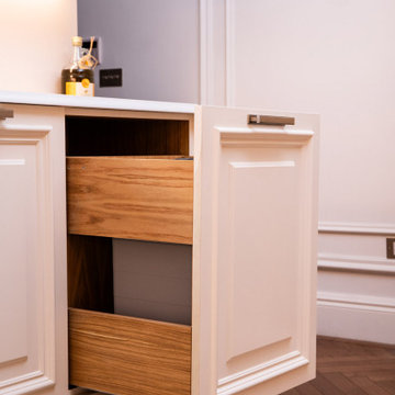 Traditional Lay-On Panelled with Large Mouldings Shaker Kitchen