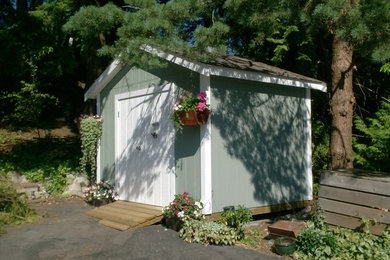 Example of a classic home design design in Vancouver