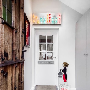 Idéer för att renovera ett mellanstort eklektiskt kapprum, med grå väggar, klinkergolv i keramik, en tvådelad stalldörr, mörk trädörr och grått golv