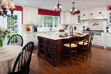 Kitchen - traditional kitchen idea in St Louis