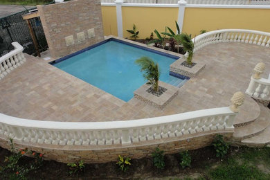 Example of a stone patio design in Miami