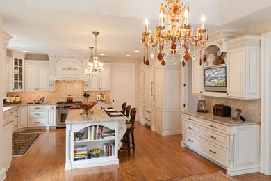 Home design - mid-sized traditional home design idea in Philadelphia