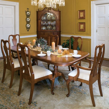 Queen Anne Pedestal Dining Set