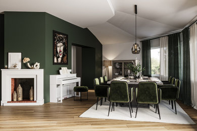 Idée de décoration pour une grande rideau de salle à manger champêtre avec un mur vert, parquet clair, une cheminée standard, un manteau de cheminée en pierre, un sol beige et un plafond voûté.