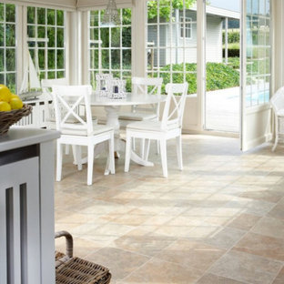 インディアナポリスの中サイズのトラディショナルスタイルのLDKの画像 (ベージュの壁、磁器タイルの床、暖炉なし、ベージュの床)