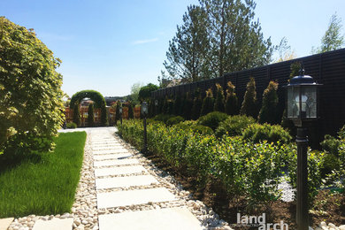 Imagen de jardín contemporáneo de tamaño medio en verano en patio con jardín francés y exposición total al sol