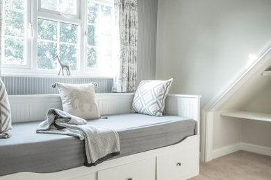 Ejemplo de dormitorio gris y blanco de estilo de casa de campo de tamaño medio con paredes azules, moqueta, suelo beige, machihembrado y papel pintado