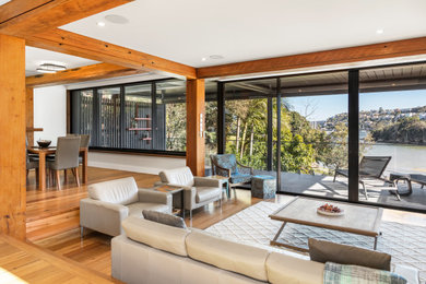 Modernes Wohnzimmer mit braunem Holzboden in Sydney