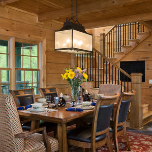 ナッシュビルの中サイズのラスティックスタイルのLDKの画像 (茶色い壁、スレートの床)