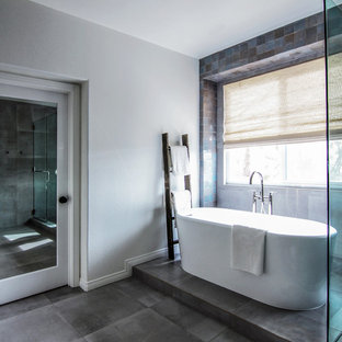 Esempio di una stanza da bagno padronale minimalista di medie dimensioni con ante in stile shaker, ante bianche, vasca freestanding, doccia ad angolo, WC a due pezzi, piastrelle blu, piastrelle in terracotta, pareti bianche, pavimento in cementine, lavabo sottopiano, top in quarzo composito, pavimento grigio e porta doccia a battente