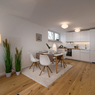 ミュンヘンの中サイズの北欧風 LDKの画像 (白い壁、無垢フローリング、暖炉なし、茶色い床)