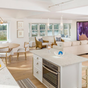 プロビデンスの中サイズのビーチスタイルのLDKの画像 (白い壁、淡色無垢フローリング)