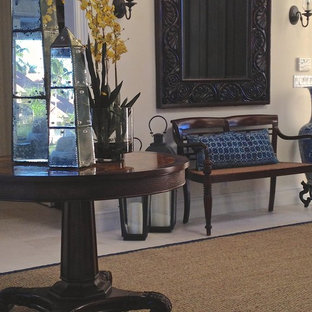 Eklektisk inredning av en stor foajé, med beige väggar och vinylgolv