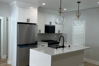 Example of a kitchen design in Orange County