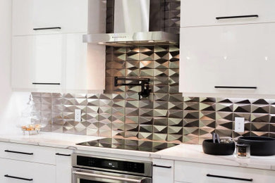 Imagen de cocina comedor contemporánea con puertas de armario blancas, salpicadero metalizado, electrodomésticos de acero inoxidable, suelo blanco y encimeras blancas