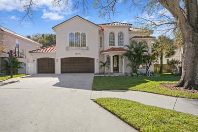 Inspiration for a transitional exterior home remodel in Tampa