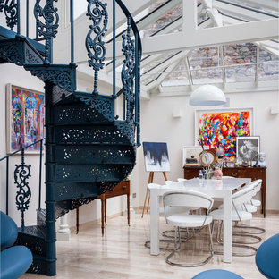 ダブリンの広いコンテンポラリースタイルのLDKの画像 (白い壁、淡色無垢フローリング)