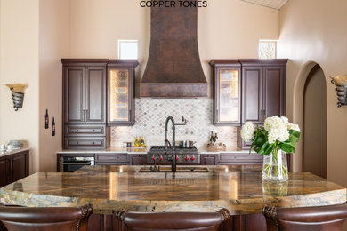 Kitchen - traditional kitchen idea in Phoenix