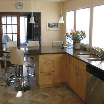 Extended breakfast bar or eat-in area