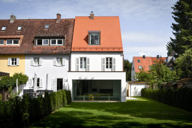 Mittelgroßes, Vierstöckiges Modernes Reihenhaus mit Putzfassade, schwarzer Fassadenfarbe, Satteldach, Ziegeldach, rotem Dach und Dachgaube in München