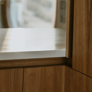 Design-Küche in organischen Formen aus Rüster-Furnier