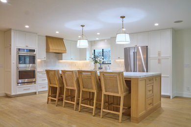 Elegant kitchen photo in Sacramento