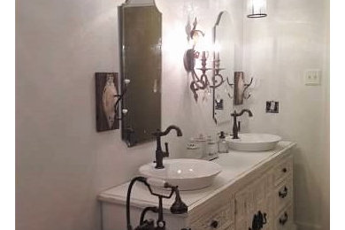 Cottage chic bathroom photo in Houston