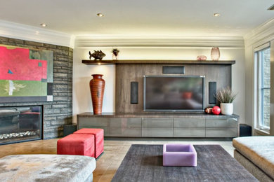 Ejemplo de salón abierto con paredes blancas, chimenea de esquina, piedra de revestimiento y pared multimedia