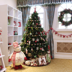 Decorate Christmas tree with Classic Collection Ball Ornaments - Christmas Ornaments