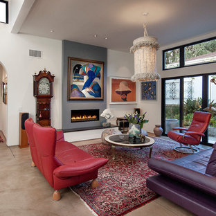 Mittelgroßes, Fernseherloses, Offenes Mediterranes Wohnzimmer mit weißer Wandfarbe, Betonboden, Gaskamin und verputztem Kaminsims in Santa Barbara