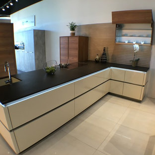 cuisine moderne avec un placard à porte persienne photos