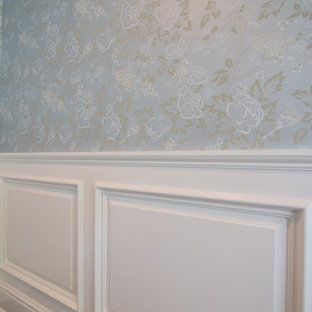 Idées déco pour une grande salle à manger classique fermée avec mur métallisé, un sol en bois foncé, aucune cheminée et un sol marron.