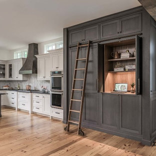 Diseño de cocina en L, tradicional renovada, grande, con encimera de esteatita, salpicadero verde, salpicadero de azulejos de cerámica, electrodomésticos de acero inoxidable, suelo de madera en tonos medios, una isla, fregadero de un seno y armarios estilo shaker