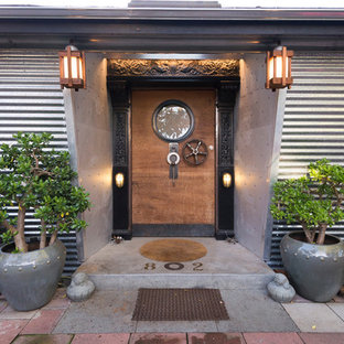 Idée de décoration pour une porte d'entrée bohème avec une porte simple et une porte en bois brun.