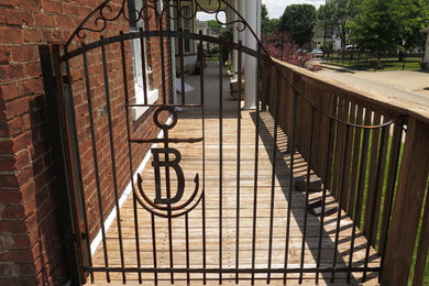Mid-sized mountain style porch photo in Columbus