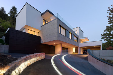 This is an example of a large contemporary house exterior in Stuttgart.