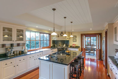 This is an example of a country kitchen in Melbourne.