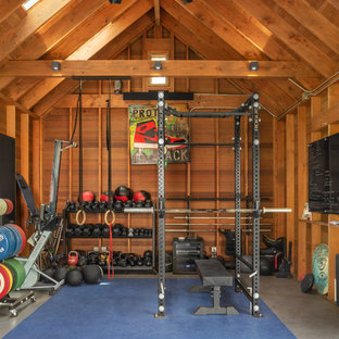 オースティンの小さいカントリー風おしゃれな多目的ジム (茶色い壁、コンクリートの床、グレーの床) の写真