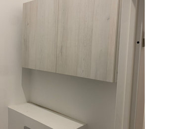 Imagen de cuarto de baño principal y flotante moderno de tamaño medio con puertas de armario marrones y paredes blancas