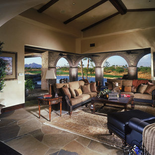 Mittelgroßes, Repräsentatives, Fernseherloses, Offenes Mediterranes Wohnzimmer ohne Kamin mit beiger Wandfarbe und Schieferboden in Los Angeles