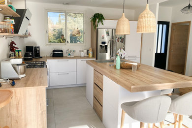 Modelo de cocina blanca y madera minimalista de tamaño medio con fregadero de un seno, electrodomésticos de acero inoxidable y una isla