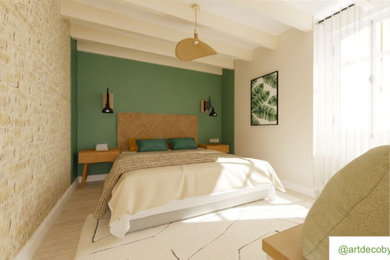 Diseño de dormitorio principal escandinavo de tamaño medio con paredes beige, suelo vinílico, suelo beige y vigas vistas