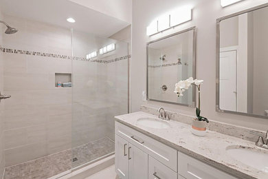 Foto de cuarto de baño doble y a medida clásico renovado de tamaño medio con armarios estilo shaker, puertas de armario blancas, encimera de granito y encimeras blancas