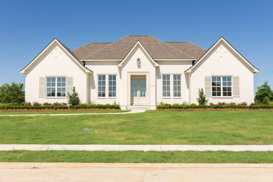 Example of a mid-sized classic white exterior home design in New Orleans