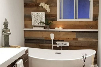 モントリオールにあるおしゃれなマスターバスルーム (茶色いキャビネット、ドロップイン型浴槽、白い洗面カウンター、洗面台1つ、板張り壁) の写真