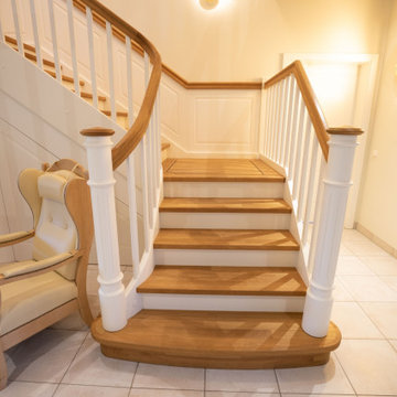 Mächtige Landhaustreppe mit passender Wandverkleidung